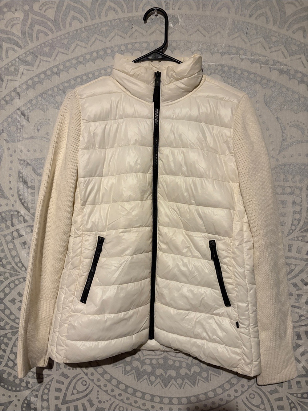 Lou & Grey Cream Quilted Puffer with Knit Sleeves size small